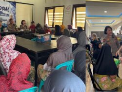 Polisi dan Fiona Unity Foundation Berbagi 100 Kantong Beras ke Warga di Lingsar