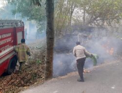Respons Cepat Polsek Gunungsari, Kebakaran Lahan 5 Are di Kekait Dipadamkan