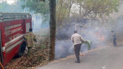 Respons Cepat Polsek Gunungsari, Kebakaran Lahan 5 Are di Kekait Dipadamkan