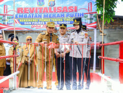 PERMUDAH AKSES WARGA KELURAHAN MANDAILING, WALI KOTA DAN KAPOLRES TEBING TINGGI RESMIKAN JEMBATAN MERAH PUTIH