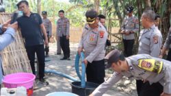 300 KK di Terara Terima Bantuan 15.000 Liter Air Bersih dari Polres Lotim