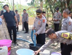 300 KK di Terara Terima Bantuan 15.000 Liter Air Bersih dari Polres Lotim