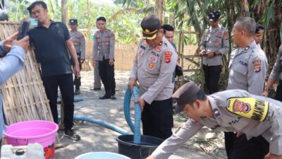 300 KK di Terara Terima Bantuan 15.000 Liter Air Bersih dari Polres Lotim