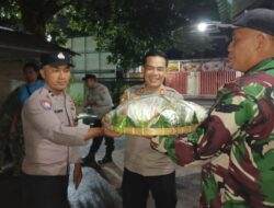 Malam-Malam Bawa Tumpeng, Kapolsek Gunungsari Rayakan HUT TNI ke-81