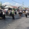Polisi Kawal Kemeriahan Karnaval HUT ke-43 SMAN 1 Narmada hingga Finish