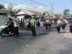 Polisi Kawal Kemeriahan Karnaval HUT ke-43 SMAN 1 Narmada hingga Finish