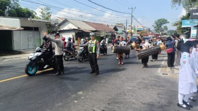 Polisi Kawal Kemeriahan Karnaval HUT ke-43 SMAN 1 Narmada hingga Finish