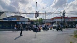 Polsek Gunungsari Kawal Mendak Melasti Pujawali Pura Banjar Karya