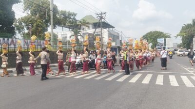 Polisi dan Pecalang Bersinergi Jaga Keamanan Pujawali di Tiga Pura Narmada