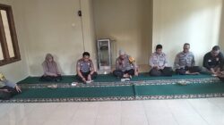 Perkuat Mental Personel, Kapolsek Gunungsari Pimpin Doa Bersama Lintas Agama