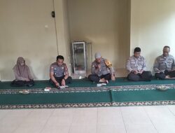 Perkuat Mental Personel, Kapolsek Gunungsari Pimpin Doa Bersama Lintas Agama