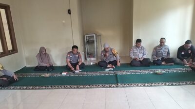 Perkuat Mental Personel, Kapolsek Gunungsari Pimpin Doa Bersama Lintas Agama