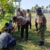 Polsek Narmada Dukung Program Green Policing Lewat Penanaman Bibit Pohon