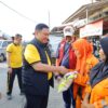 Wujudkan Polisi Bersama Masyarakat, Kapolda Sulsel Pimpin Aksi Bersih Lingkungan dan Berbagi di Pasar Daya