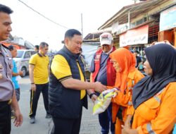 Wujudkan Polisi Bersama Masyarakat, Kapolda Sulsel Pimpin Aksi Bersih Lingkungan dan Berbagi di Pasar Daya