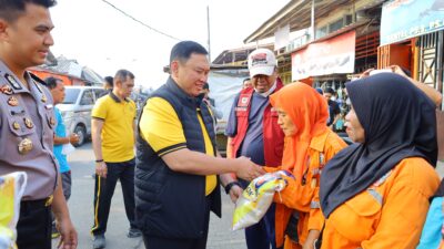 Wujudkan Polisi Bersama Masyarakat, Kapolda Sulsel Pimpin Aksi Bersih Lingkungan dan Berbagi di Pasar Daya