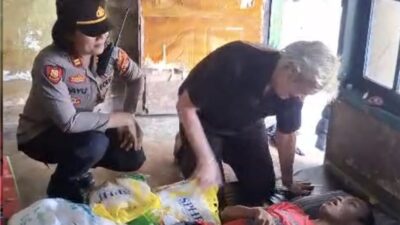 Jumat Menyapa, Kapolsek Lingsar dan Fiona Foundation Salurkan Bansos untuk Penyandang Disabilitas